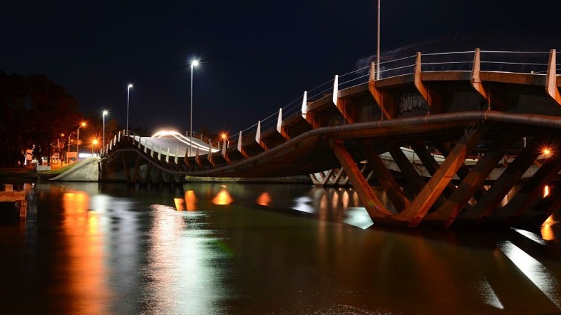 Puente de La Barra em Punta del Este de noite