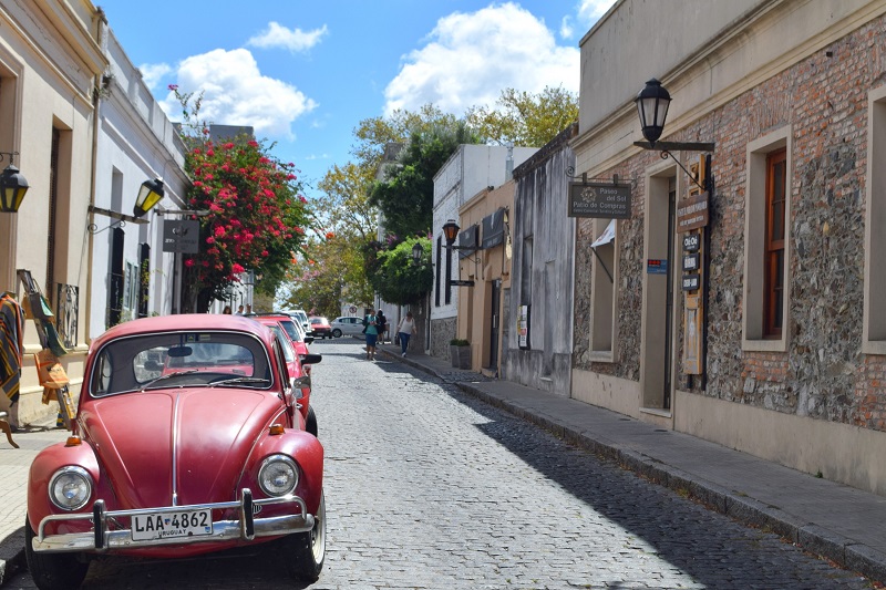 Carros em ruela do Uruguai